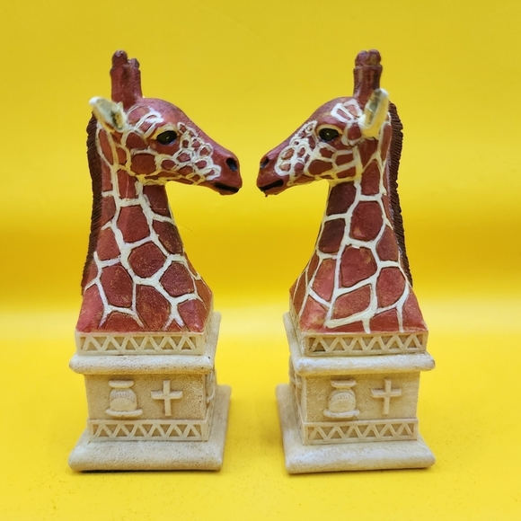 2 Wild Animals of Africa Giraffes White Chess Replacement Pieces Ben Homer 2002 - Picture 4 of 8
